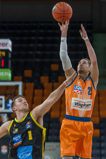 够保持冷静 够保持冷静